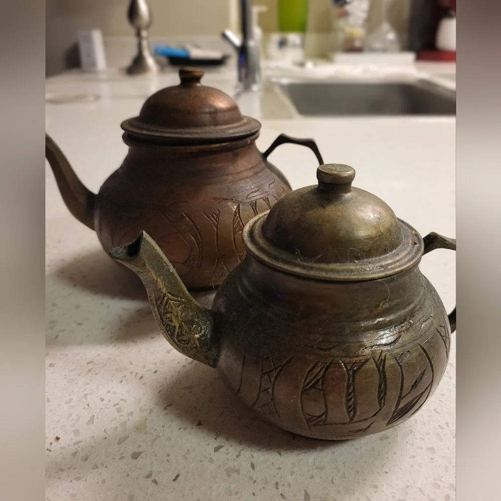 Vintage Hand-Engraved Copper Teapots – Set of 2 – Signed “SAR AHMET / GAZIANTEP” - Picture 3 of 9